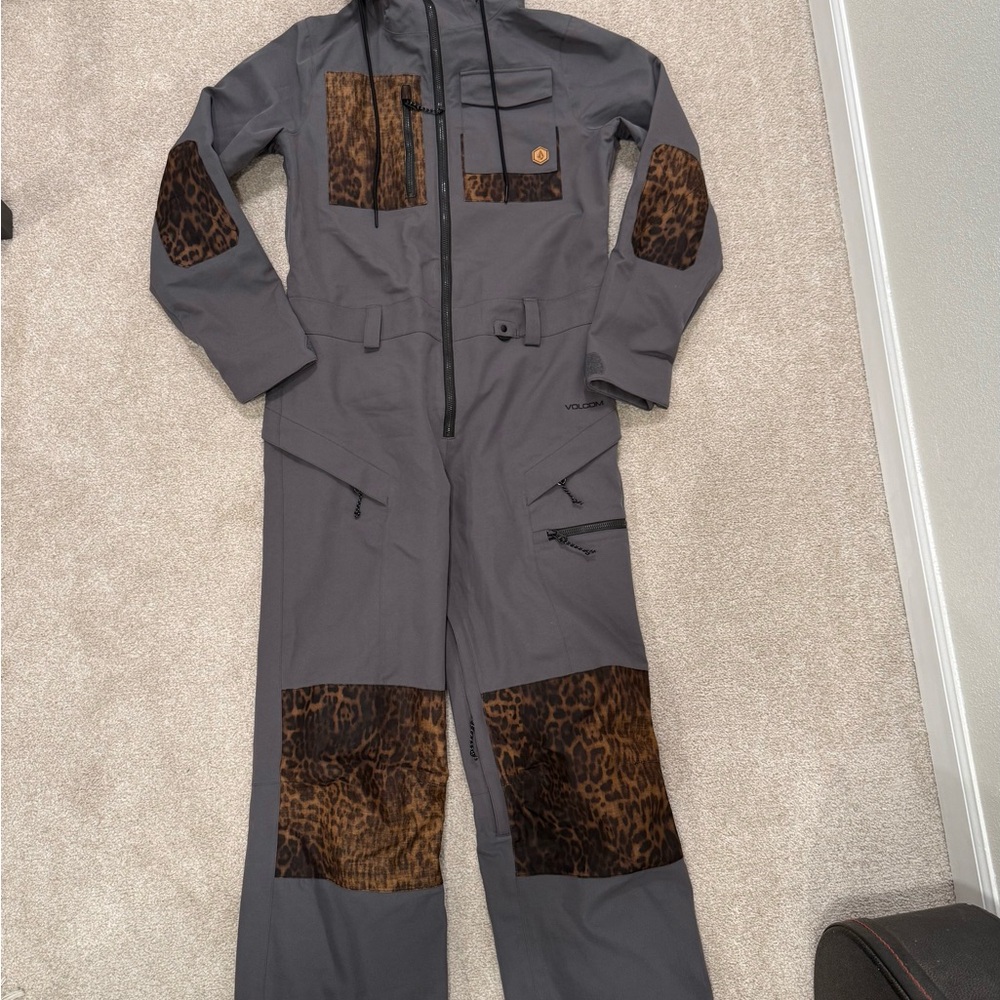Volcom Women’s Gray Jumpsuit Ski & Snowboard Onsie with Leopard!!
